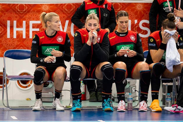 Handball, Womens World Cup 2019, Match for 7th place, 9 game day , Germany Sweden v li Antje Lauenroth Germany Bietigheim , Luisa Schulze Germany Bietigheim , Julia Behnke Germany Rostov Don , Emily Boelk Bölk Germany Thueringer HC dissatisfied disappointed disappointed down frustrated, Kumamoto Park Dome Kumamoto Japan
