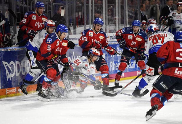 Boaz Bassen Schwenninger Wild Wings in duel, Adler Mannheim vs. Schwenninger Wild Wings, German Ice Hockey League, 26 matchday, 13 12 2019 Adler Mannheim vs. Schwenninger Wild Wings, German Ice Hockey League, 26 matchday, 13 12 2019 Mannheim Copyright: xMemmlerx Eibner-Pressefotox EP_mmr