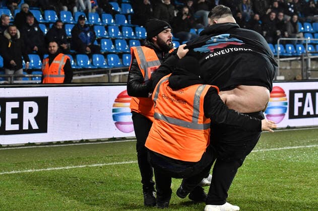 GER, DFL, 2 BL, VfL Bochum vs. Hannover 96 13 12 2019, Vonovia Ruhrstadion, Bochum, GER, DFL, 2 BL, VfL Bochum vs. Hannover 96, DFL regulations prohibit any use of photographs as image sequences and or quasi video im Bild picture shows Two folders found it hard to remove a heavyweight speedster from the field nordphoto Mauelshagen nph00321