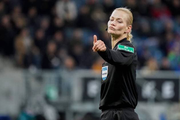 Bibiana Steinhaus Referee , gives instructions, gesticulate, gesticulate with the arms, gives instructions, gesticulate, frame, action, action, 13 12 2019, Sinsheim Germany , football, Bundesliga, TSG 1899 Hoffenheim FC Augsburg, DFB DFL REGULATIONS PROHIBIT ANY USE OF PHOTOGRAPHS AS IMAGE SEQUENCES AND OR QUASI VIDEO xozx