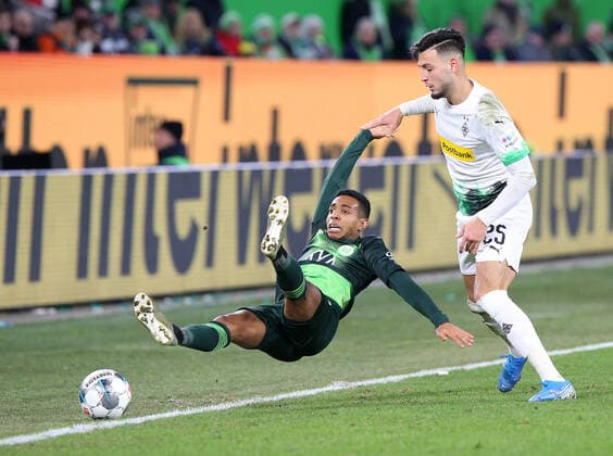 VfL vs. Mönchengladbach, 1 BL Wolfsburg, 15 12 2019, FOßBALL VfL Wolfsburg vs. Borussia Mönchengladbach, 1 BL Season 2019 20, Volkswagen Arena Picture shows Joao Victor VfL Wolfsburg , Ramy Bensebaini Borussia Mgladbach DFL REGULATIONS PROHIBIT ANY USE OF PHOTOGRAPHS AS IMAGE SEQUENCES AND OR QUASI VIDEO Wolfsburg