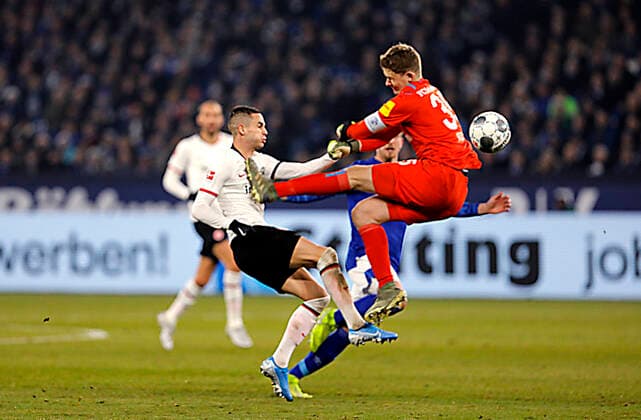 Schalke, Veltins Arena, 15 12 19 Brutalo Faul by goalkeeper Alexander Nübel R Schalke against Mijat Gacinovic who gets the red card in the game of the 1 Bundesliga between FC Schalke 04 vs Eintracht Frankfurt in the season 2019 2020 DFL regulations prohibit any use of photographs as image sequences and or quasi video
