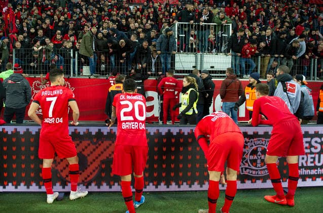 Soccer 1 League, Season 2019 2020, 16 Matchday, Bayer Leverkusen Hertha BSC Berlin on 18 12 2019 in Leverkusen North Rhine-Westphalia Disappointment, Mimic, PAULINHO, Bayer 04 Leverkusen, Charles ARANGUIZ, Bayer 04 Leverkusen, whole figure, DFL REGULATIONS PROHIBIT ANY USE OF PHOTOGRAPHS AS IMAGE SEQUENCES AND OR QUASI VIDEO Copyright: xKirchner ChristopherxNeundorfx