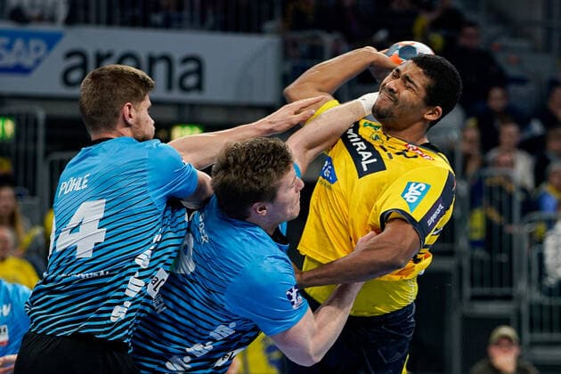 from left Georg Pöhle HSG Nordhorn, 94 , Luca de Boer HSG Nordhorn, 19 , Mads Mensah Larsen RNL, 22 , Duel, duel, tackle, tackling, dynamics, action, action, 19 12 2019, Mannheim Germany , Handball, Bundesliga, Rhein Neckar Löwen HSG Nordhorn Lingen xozx