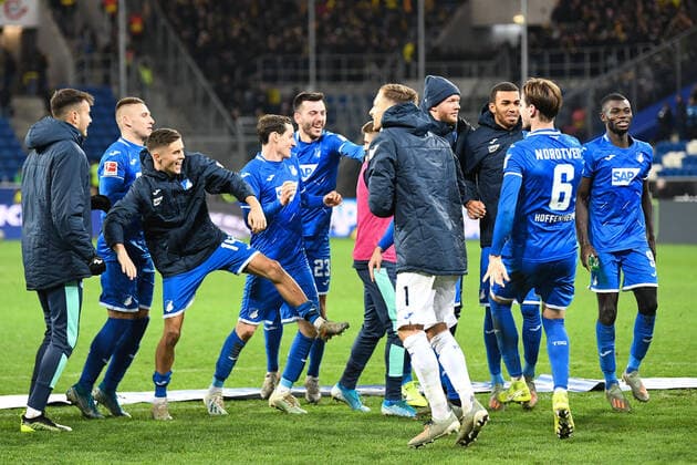 20 12 2019, xmeix, 1 Bundesliga, TSG 1899 Hoffenheim Borussia dortmund, emspor, v l The Hoffenheim team celebrates its victory in front of the Hoffenheim fans DFL DFB REGULATIONS PROHIBIT ANY USE OF PHOTOGRAPHS as IMAGE SEQUENCES and or QUASI VIDEO Sinsheim prio:1