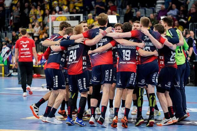 Players of the SG Flensburg Handewitt, cheering after the final whistle, victory, winner, winner, cheers, cheers, joy, optimistic, highlight, action, action, 21 12 2019, Mannheim Germany , Handball, Bundesliga, Rhein Neckar Löwen SG Flensburg Handewitt xozx