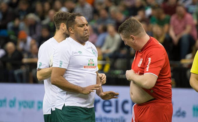 GER, Indoor Football Tournament Cup der Öffentlichen Oldenburg 03 01 2019, EWE Arena, Oldenburg, GER, Indoor Football Tournament Cup der Öffentlichen Oldenburg , in the picture SV Werder Bremen vs Twente Enschede who has more ribs SV Werder AILTON SV Werder Bremen 9 Jeroen HEUBACH FC Twente Enschede 8 nordphotoxRojahn nph00310