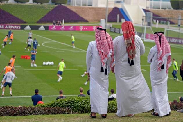 05 01 2020, Soccer 1 Bundesliga 2019 2020, FC Bayern Munich at the winter training camp in Doha, Qatar 1 training session at Aspire Academy, Three local men in traditional dress watching the training