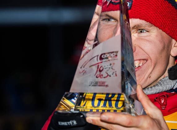 200105 Alexander Bolshunov of Russia celebrates with the trophy after the men?s 10 km free technique mass start during Tour de Ski on January 5, 2020 in Val di Fiemme Photo Mathias Bergeld BILDBYRAN Cop 200 bbeng skidor cross country skiing langrenn world cup tour de ski tour de ski 2019 2020 free fristil final climb Masstart Fellesstart Mass Start ryssland jubel,  Copyright: MATHIASxBERGELD BB200105MB114