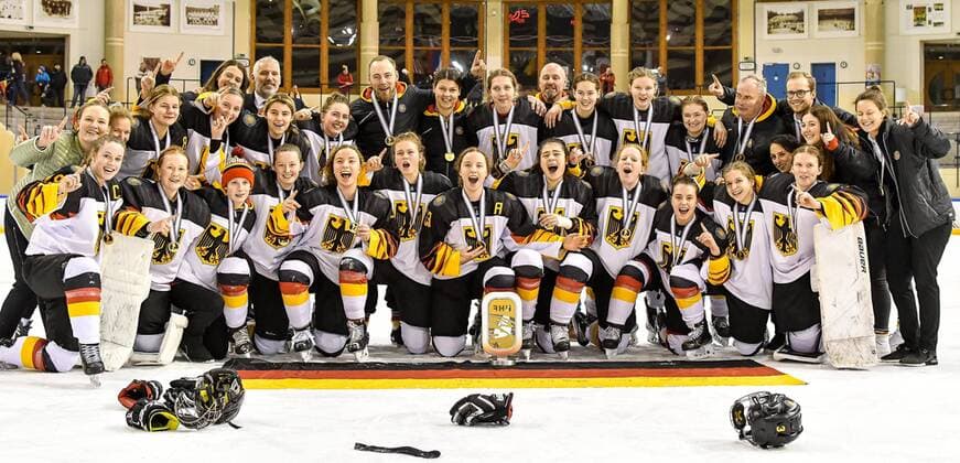 GER, IIHF Ice Hockey U18 Women s World Championship DIV I Group A, award ceremony 09 01 2020, BLZ Arena, Füssen Fuessen, GER, IIHF Ice Hockey U18 Women s World Championship DIV I Group A, award ceremony, in the picture Team Germany is happy about the tournament victory and the promotion to the top division nordphotoxHafner nph00200