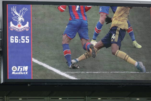 Bilder des Jahres 2020, Sport 01 Januar Sport Themen der Woche KW02 Sport Bilder des Tages 11th January 2020; Selhurst Park, London, England; English Premier League Football, Crystal Palace versus Arsenal; A VAR reply shows the crowd why the referee showed the red card to Pierre-Emerick Aubameyang of Arsenal - Strictly Editorial Use Only. No use with unauthorized audio, video, data, fixture lists, club league logos or live services. Online in-match use limited to 120 images, no video emulation. No use in betting, games or single club league player publications ActionPlus12202857 ShaunxBrooks