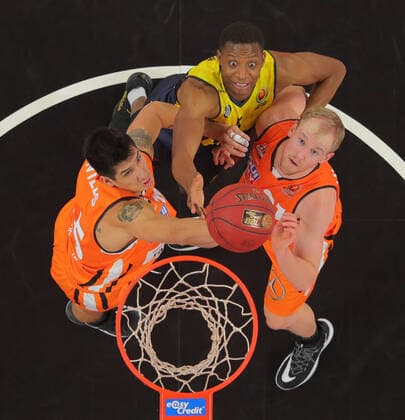 v l Derek Willis Ulm , Justin Sears Oldenburg , Seth Hinrichs Ulm ratiopharm Ulm vs EWE Baskets Oldenburg, Basketball, easyCredit BBL Cup Semi Final, 12 01 2020 ratiopharm Ulm vs EWE Baskets Oldenburg, easyCredit BBL Cup Semi Final, 12 01 2020 New Ulm Copyright: xAchberger xEibner-Pressefotox EP_far