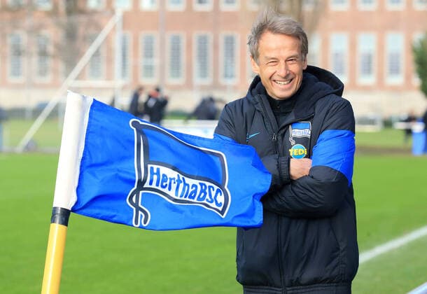 GER, 1 FBL, DFL,, Hertha BSC Training 15 01 2020, Sportpark, Berlin, GER, 1 FBL, DFL,, Hertha BSC Training, DFL, regulations prohibit any use of photographs as image sequences and or quasi video in the picture Head Coach Head Coach Juergen Klinsmann Hertha BSC Berlin , Hertha Eckfahne nordphotox xEngler nph00076