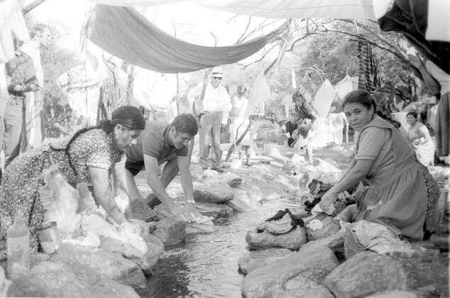World Championship 1970 in Mexico Visit of the German team in an Indio Village 05 06 1970 Date estimated Max Lorenz BRD with 2 washerwomen HM
