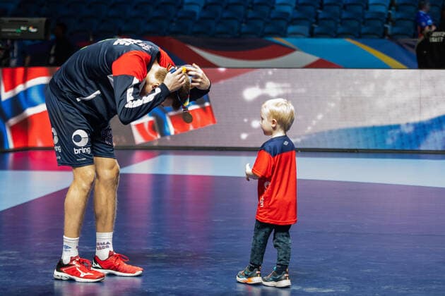 200125 Kristian Bjornsen of Norway celebrates bronze medal with his son after the EHF European Handball Championship bronze match between Norway and Slovenia on January 25, 2020 in Stockholm Photo Johanna Lundberg BILDBYRAN kod JL 136107 bbeng ehf euro 2020 em 2020 european mens jubilee child bronze medal bronze handball championship 2020 handball handball handball em 2020 handball handball em 2020 norway norway slovenia bronze match bronze match,  Copyright: JOHANNAxLUNDBERG BB200125ZU102