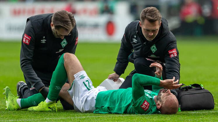 v left Dr Daniel Hellermann team doctor, SV Werder Bremen and Claas Bente physiotherapist, SV Werder Bremen treat Ömer Toprak SV Werder Bremen, 21 lies injured on the ground, injury, pain, pain distorted face, THE DFL DIRECTIVES DO NOT PROHIBIT ANY USE OF PHOTOGRAPHS AS IMAGE SEQUENCES AND OR QUASI VIDEO , 26 01 2020, Bremen Germany , Soccer, Bundesliga, SV Werder Bremen TSG 1899 Hoffenheim xobx