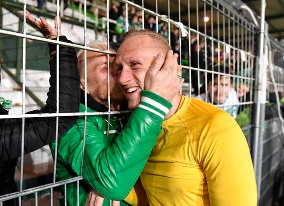 28 01 2020 Football Season 2019 2020 2 Football Bundesliga 19 Matchday SpVgg Greuther Fürth Kleeblatt FC Sankt St Pauli Hamburg DFL regulations prohibit any use of photographs as image sequences and or quasi video Sascha Burchert 30, SpVgg Greuther Fürth Kiss from Kleeblattfan