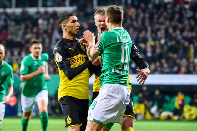04 02 2020, xkvx, Fussball DFB Pokal 1 8 Finale, SV Werder Bremen Borussia Dortmund emspor, v l Rangelei Zweikampf Achraf Hakimi BVB Borussia Dortmund , Erling Haland Haaland BVB Borussia Dortmund , Niklas Moisander SV Werder Bremen DFL DFB REGULATIONS PROHIBIT ANY USE OF PHOTOGRAPHS as IMAGE SEQUENCES and or QUASI VIDEO Bremen
