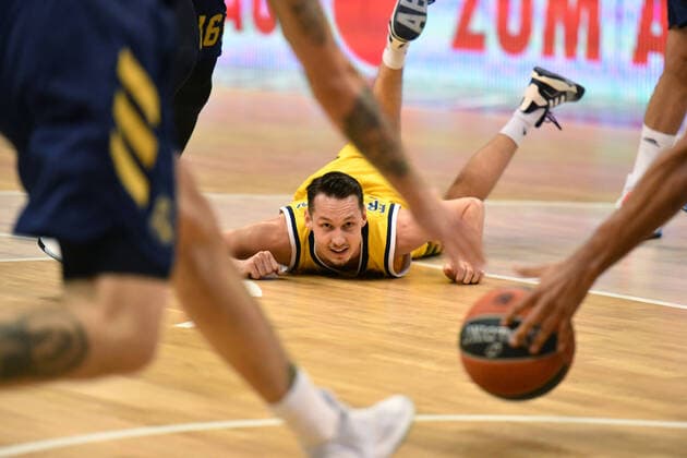 Marcus Eriksson ALBA , disappointed on the ground, in front has Usman Garuba Madrid , the ball ALBA Berlin Real Madrid Basketball Basketball, Turkish Airlines Euroleague, group stage, preliminary round, men, men, men, men, season 2019 2020 Berlin, 6 2 2020 Mercedes Benz Arena