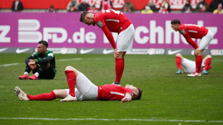 1 1 Final score, frustration at FCK, soccer, 3 league 1 FC Kaiserslautern Preußen Münster, 23 matchday on 08 02 2020, season 2019 20 at Fritz Walter Stadium Kaiserslautern, ZmdZ, According to the rules of the DFB 3 League it is prohibited to use or have used in the stadium and or the match photographs taken in the form of sequence images and or video-like photo sequences DFB 3 Liga regulations prohibit any use of photographs as image sequences and or quasi video 1 FC Kaiserslautern Preußen Münster
