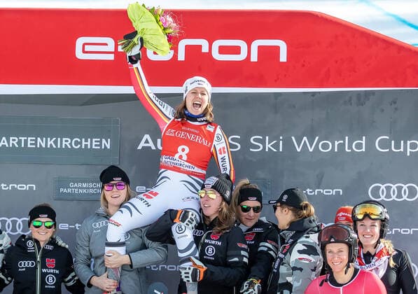 GER, FIS Alpine Ski World Cup, Garmisch 08 02 2020, Kandahar, Garmisch, GER, FIS Alpine Ski World Cup, downhill, women, award ceremony, in the picture team photo Viktoria Rebensburg GER, 1 place team photo race winner Viktoria Rebensburg of Germany during the winner ceremony for the women s downhill of FIS Ski Alpine World Cup at the Kandahar in Garmisch, Germany on 2020 02 08 Garmisch Germany Kein Release verfügbar