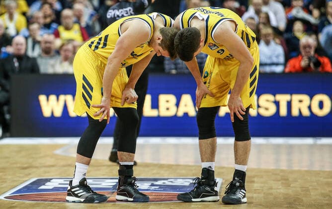 09 02 2020, Berlin, Mercedes Benz Arena, Basketball, 1 Bundesliga, easyCredit BBL, main round, 19 matchday, ALBA Berlin BG Göttingen ALBAs Makai Mason l stands injured on the court Teammate Jonas Mattisseck speaks to him to ALBA Berlin BG Göttingen