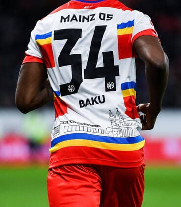 16 02 2020, xpsx, Fussball 1 Bundesliga, 1 FSV Mainz 05 FC Schalke 04 v l Karneval Fasching Shirt Special Shirt Carnival Shirt DFL DFB REGULATIONS PROHIBIT ANY USE OF PHOTOGRAPHS as IMAGE SEQUENCES and or QUASI VIDEO Photo Jan Huebner Scheiber Mainz