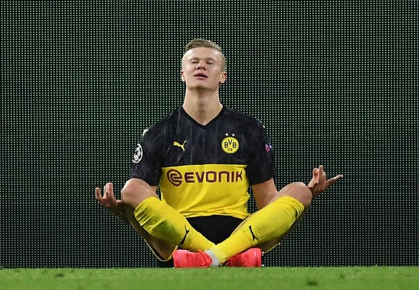 18 02 2020, xjhx, Football UEFA Champions League, Borussia Dortmund Paris St Germain PSG emspor, v l Erling Haaland Borussia Dortmund celebrate the goal, The goal celebration for 1 0 DFL DFB REGULATIONS PROHIBIT ANY USE OF PHOTOGRAPHS as IMAGE SEQUENCES and or QUASI VIDEO Dortmund