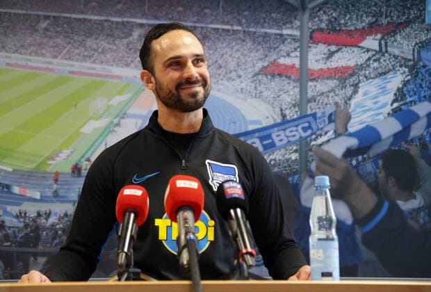 GER, 1 FBL, DFL,,, Hertha BSC Training 23 02 2020, Sportpark, Berlin, GER, 1 FBL, DFL,,, Hertha BSC Training, DFL, regulations prohibit any use of photographs as image sequences and or quasi video im Bild Trainer Alexander Nouri Hertha BSC Berlin nordphotox xEngler nph00076