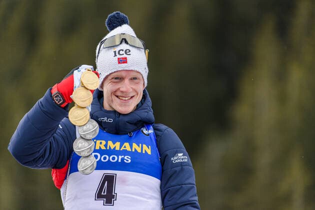 200223 Johannes Thingnes Bo of Norway celebrate with his gold medal after the mens 15 km mass start during the IBU Biathlon World Championships on February 23, 2020 in Antholz Photo Joel Marklund BILDBYRAN code JM 88124 bbeng biathlon biathlon World Cup biathlon World Cup IBU Biathlon World Championships 2020 Anterselva mass start mass starts cheering Norway,  Copyright: JOELxMARKLUND BB200223JM151