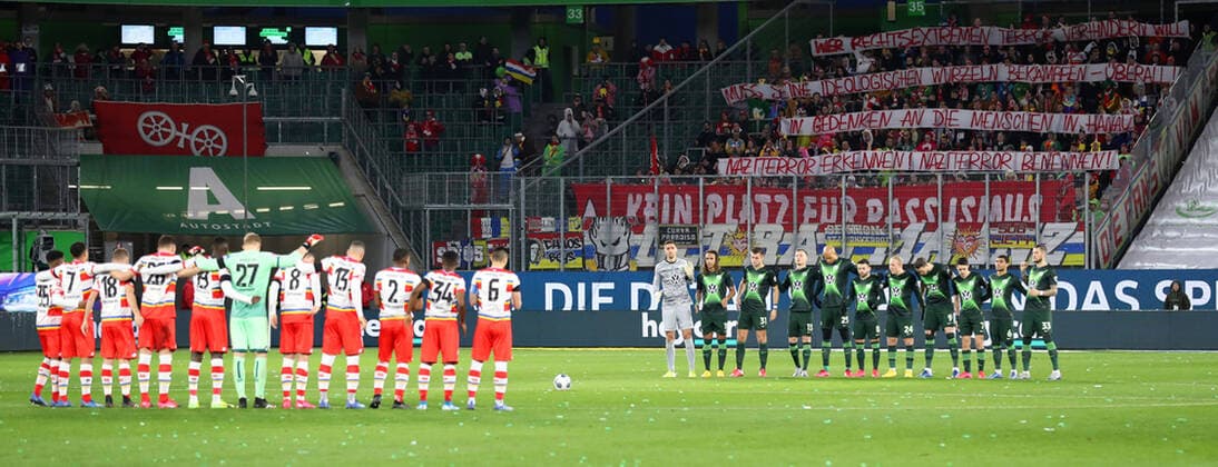 VfL vs Mainz, 1 BL Wolfsburg, 23 02 2020, FOOTBALL VfL Wolfsburg vs 1 FSV Mainz 05, 1 BL, Season 2019 20, Volkswagen Arena Picture shows minute of silence for Hanau DFL REGULATIONS PROHIBIT ANY USE OF PHOTOGRAPHS AS IMAGE SEQUENCES AND OR QUASI VIDEO Wolfsburg