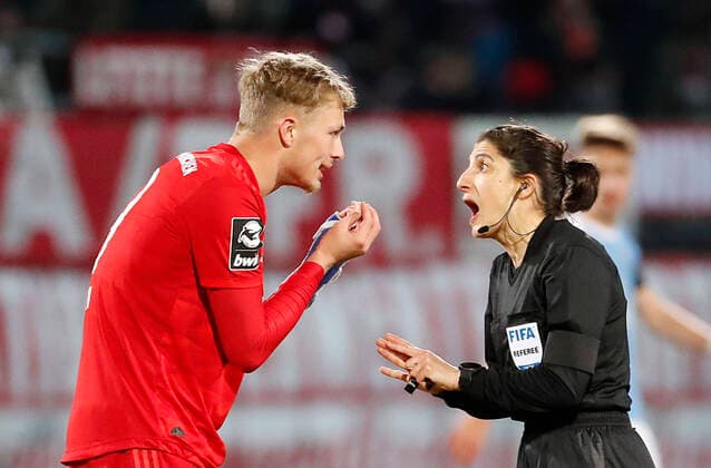 CFC vs FC Bayern Munich II 24 02 2020 Chemnitz, Sports, Football, , Stadium at Gellertstrasse, 3 Bundesliga, 25 Matchday, CFC CFC vs FC Bayern Munich II vl Jann Fite Arp and referee Riem Hussein discuss