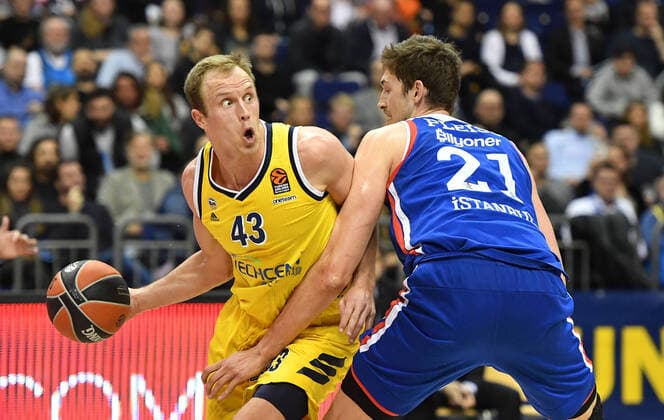 Luke Sikma ALBA , with ball, right Tibor Pleiß Anadolu Efes , ALBA Berlin Anadolu Efes Istanbul Basketball, Turkish Airlines Euroleague, Group stage, preliminary round, men, men, men, men, season 2019 2020 Berlin, 27 2 2020 Mercedes Benz Arena
