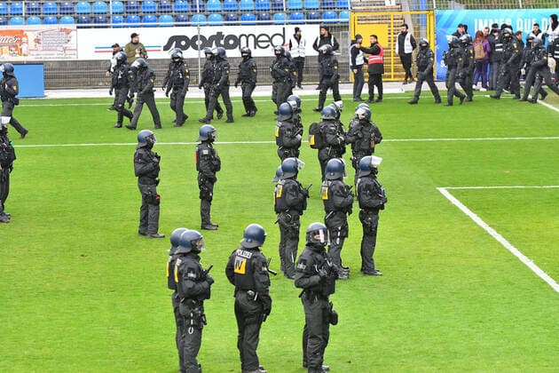 GER, 3 Liga, SV Waldhof Mannheim vs. 1 FC Kaiserslautern 29 02 2020, Carl Benz Stadion, Mannheim, GER, 3 Liga, SV Waldhof Mannheim vs. 1 FC Kaiserslautern, DFL REGULATIONS PROHIBIT ANY USE OF PHOTOGRAPHS AS IMAGE SEQUENCES AND OR QUASI VIDEO in the picture After the final whistle, parts of both fan camps stormed the pitch, the police had to intervene nordphotox xFabisch nordphoto00100