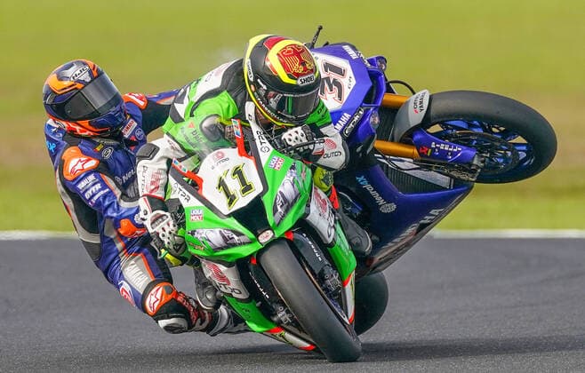 Bilder des Jahres 2020, Sport 03 März Sport Themen der Woche KW09 SUPERBIKES PHILLIP ISLAND, Garrett Gerloff of the USA riding the 31 GRT Yamaha WorldSBK Junior Team Yamaha and Sandro Cortese of Germany riding the 11 OUTDO Kawasaki TPR crash in the World Superbike warm up during the 2020 Superbike World Championship, WM, Weltmeisterschaft on Phillip Island, Victoria, Sunday, March 1, 2020. ( NO ARCHIVING, EDITORIAL USE ONLY, NO USE IN BOOKS WITHOUT CONSENT PHILIP ISLAND VIC AUSTRALIA Copyright: xSCOTTxBARBOURx 20200301001452728364