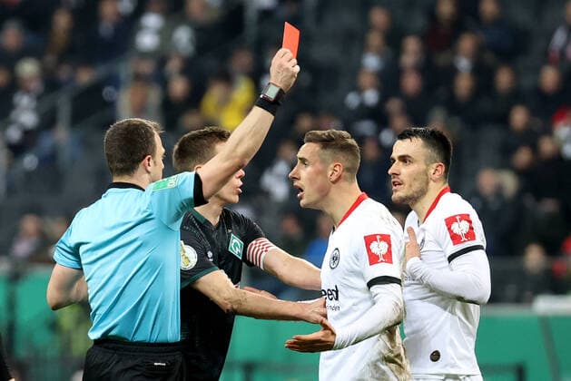 Germany, Frankfurt am Main, Commerzbank Arena, 04 03 2020, emspor, emonline, despor, deonline, Eintracht Frankfurt Werder Bremen, Football, DFB Pokal Picture from referee Felix Zwayer shows Filip Kostic Eintracht Frankfurt r the red card, Referee Felix Zwayer, Niklas Moisander SV Werder Bremen , Dominik Kohr Eintracht Frankfurt and Filip Kostic Eintracht Frankfurt DFL REGULATIONS PROHIBIT ANY USE OF PHOTOGRAPHS AS IMAGE SEQUENCES AND OR QUASI VIDEO Copyright: HMBxMedia xHeikoxBecker