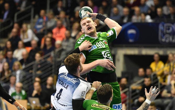Dainis Kristopans Füchse , at the throw, in front Johannes Golla Flensburg , Johan Koch Füchse , Füchse Berlin SG Flensburg Handewitt 1 Bundesliga, DKB Handballbundesliga, 2019 2020 Men, Men, Men, Handball, Germany, Germany, Max Schmeling Halle Berlin, 8 3 2020