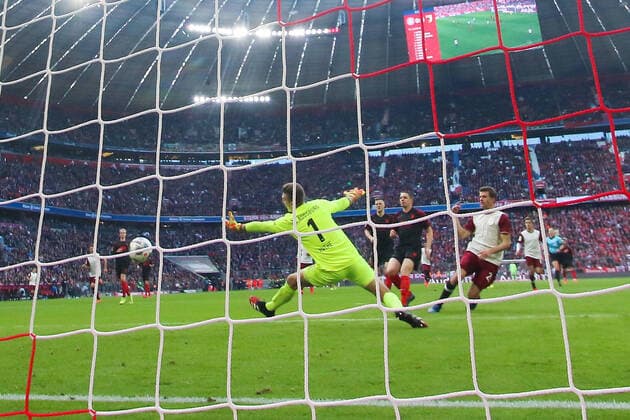 Soccer Bundesliga, 25 Matchday, FC Bayern Muenchen 1 FC Augsburg Thomas Mueller r FC Bayern Muenchen scores the goal for 10 against goalkeeper Andreas Luthe l FC Augsburg DFL regulations prohibit any use of photographs as image sequences and or quasi video GER, Soccer, Bundesliga, FC Bayern Muenchen 1 FC Augsburg, 08 03 2020 Munich Copyright: xTomxWellerx xEibner-Pressefotox EP_eer