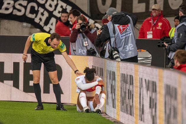 Referee Bastian Dankert, Daniel Didavi VfB Stuttgart is injured on the ground after his gang check Germany, Stuttgart, 09 03 2020, FuBa, 2 BuLi VfB Stuttgart vs DSC Arminia Bielefeld, Mercedes Benz Arena DFL DFB REGULATIONS PROHIBIT ANY USE OF PHOTOGRAPHS AS IMAGE SEQUENCES AND OR QUASI VIDEO