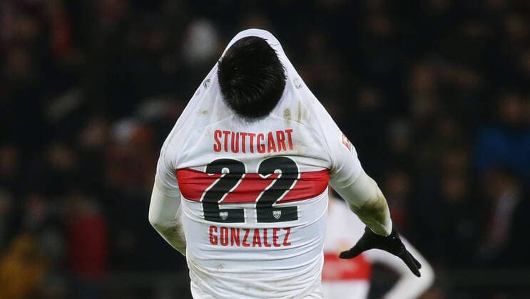 Stuttgart , 2 Bundesliga , VfB Stuttgart vs. DSC Arminia Bielefeld , Nicolas Gonzalez VfB DFL REGULATIONS PROHIBIT ANY USE OF PHOTOGRAPHS AS IMAGE SEQUENCES AND OR QUASI VIDEO In accordance with the DFL Deutsche Fußball Liga, it is prohibited to use or have used in the stadium and or the game photographs in the form of sequence images and or video-like photo series