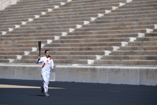 Bilder des Jahres 2020, Sport 03 März Sport Bilder des Tages (200319) -- ATHENS, March 19, 2020 -- Greek Olympic medalist in pole vault Katerina Stefanidi holds the Tokyo Olympic Flame at the Panathenaic stadium, in Athens, Greece, on March 19, 2020. (Photo by -pool photo Xinhua) (SP)GREECE-ATHENS-OLYMPIC FLAME-TOKYO-HANDOVER ARISxMESSINIS 