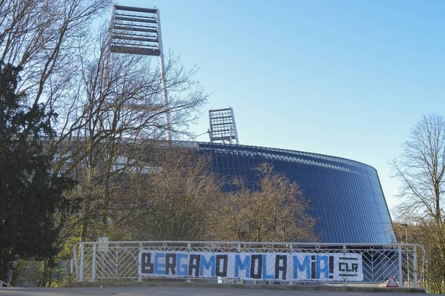 SARS CoV 2 Covid 19 Weser Stadium 22 03 2020, Osterdeich, Bremen, SARS CoV 2 Covid 19 Weser Stadium, in the picture Theme Corona Feature around the Weser Stadium Stadium Stadium area Overview, solar cells, banners, Weser Stadium with lettering on the bridge Bergamo mola mia german Bergamo dont give up nordphotoxHollmann nph00001