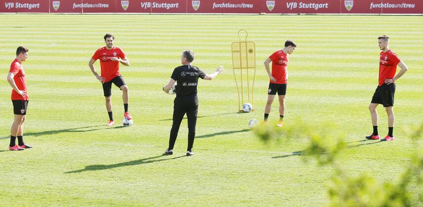 Stuttgart , Football Training VfB Stuttgart , Resumption of training after the corona break from left Mario Gomez Hamada Al Ghaddioui Rainer Widmayer Mateo Klimowicz Sasa Kalajdzic