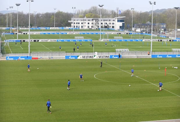 07 04 2020, Football GER, 1 Bundesliga season 2019 2020, Corona Training FC Schalke 04, , Training with a lot of distance on three places, behind the office Gelsenkirchen Nordrhein Westfalen Germany Team2