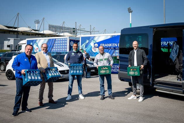 08 04 2020 SpVgg Greuther Fürth Fuerth Season 2019 2012 Issue of free beverage crates for employees in system-relevant occupations Corona Covid19 ThHa Bodo Spletter Management, Franken Brunnen , Michael Bartholl Managing Director Frankenbrunnen , Rachid Azzouzi Sports Director Managing Director Sport SpVgg Greuther Fürth , Kai Eschenbacher Head of Marketing Tucher , Holger Schwiewagner Managing Director Vice President SpVgg Greuther Fürth