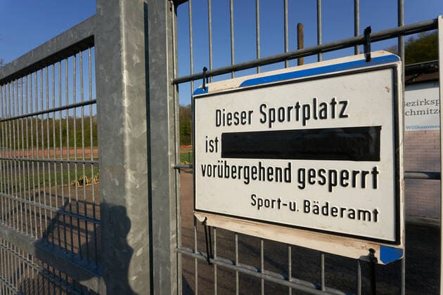 The sports fields at Schnitzers Wiese are deserted despite the summer weather Due to the corona crisis all sports facilities are currently closed Coronavirus Sportanlagen Koblenz F9106475.jpg