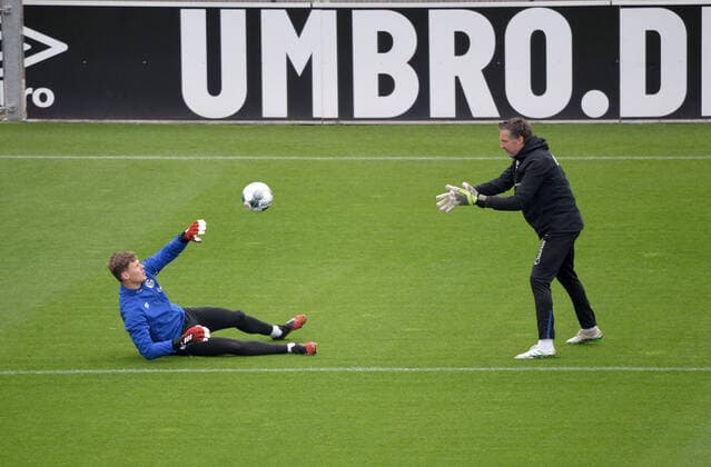 29 04 2020, Soccer GER, 1 Bundesliga season 2019 2020, Training FC Schalke 04, , Goalkeeper Alexander Nübel, Alexander Nuebel Schalke 04 , Goalkeeper Coach Simon Henzler Schalke 04 , from Gelsenkirchen North Rhine-Westphalia Germany Team2
