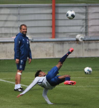 01 05 2020, FCB Training, Saebenerstrasse Munich, Soccer, in the picture Hansi Flick FCB is happy about Kingsley Coman FCB pulling back