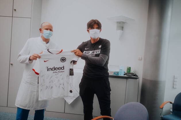 On jetzt In Eintracht für die Region on 28 04 2020 at the Helios Klinik in Wiesbaden Bruno Hübner, Gelson Fernandes and Filip Kostic are on their way to the state capital Wiesbaden to take a look behind the scenes of the Helios Klinik Sport director Hübner has a very special connection to the clinic, because his three children were born here He is impressed by the performance of the medical staff On jetzt In Eintracht für die Region