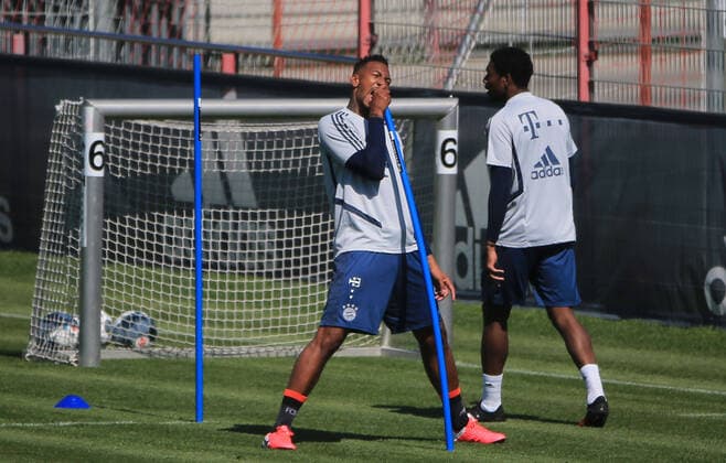 06 05 2020, FCB Training, Saebenerstrasse Munich, Soccer, in the picture Jerome Boateng FCB singing at the bar